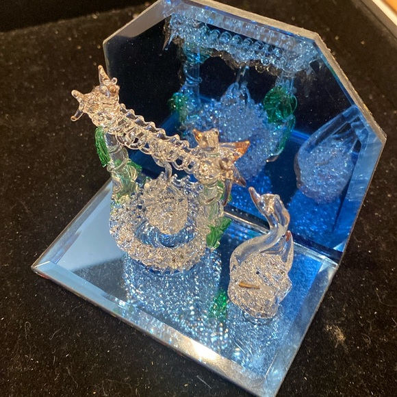 NIB Spun Wishing Well w/Removable Bucket and Swan on Mirror Base - Picture 6 of 7